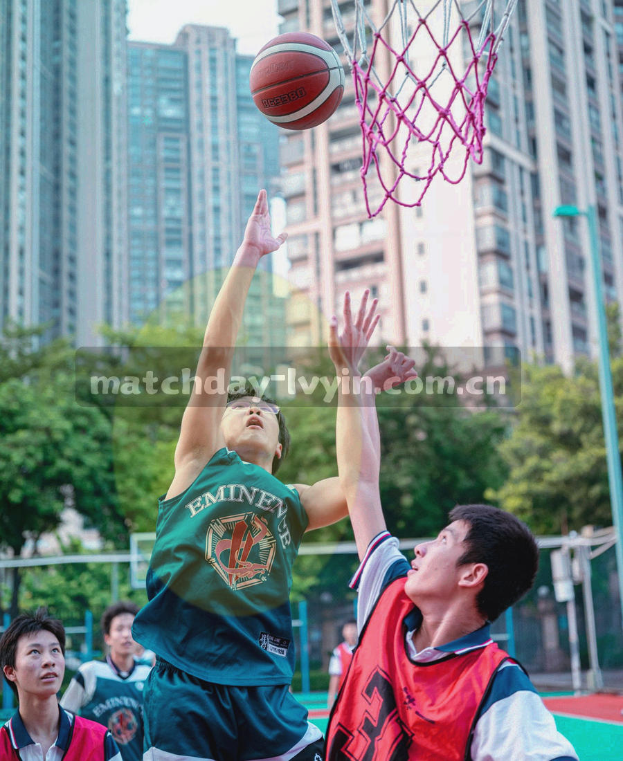 球场通道内的灯光带与通向草皮的出口，纵向构图